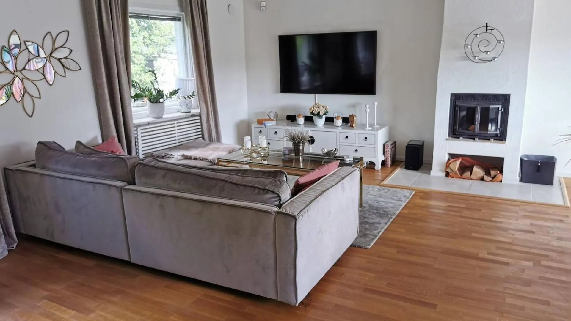 Nice Villa With Sunny Terrace, Smaller Pool Jumping-Pad location